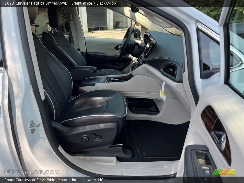 Bright White / Black/Alloy 2023 Chrysler Pacifica Limited AWD