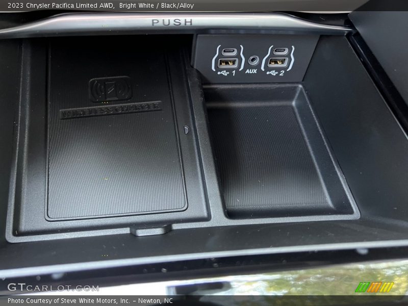 Bright White / Black/Alloy 2023 Chrysler Pacifica Limited AWD