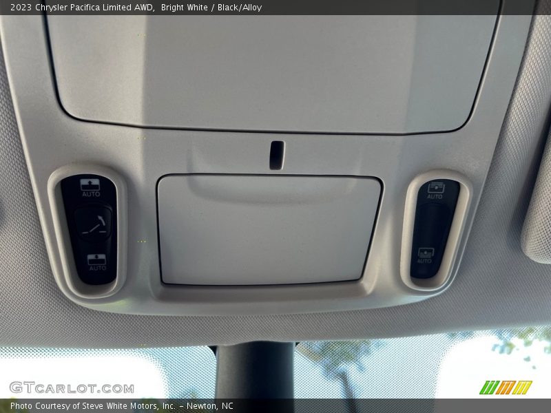 Bright White / Black/Alloy 2023 Chrysler Pacifica Limited AWD