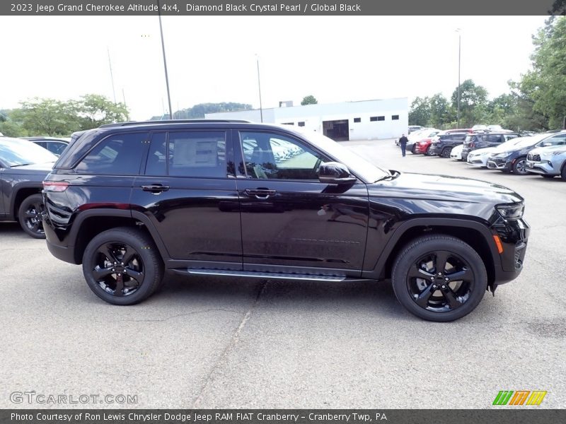 Diamond Black Crystal Pearl / Global Black 2023 Jeep Grand Cherokee Altitude 4x4