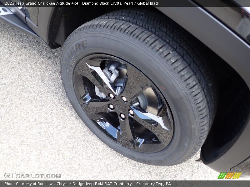 Diamond Black Crystal Pearl / Global Black 2023 Jeep Grand Cherokee Altitude 4x4