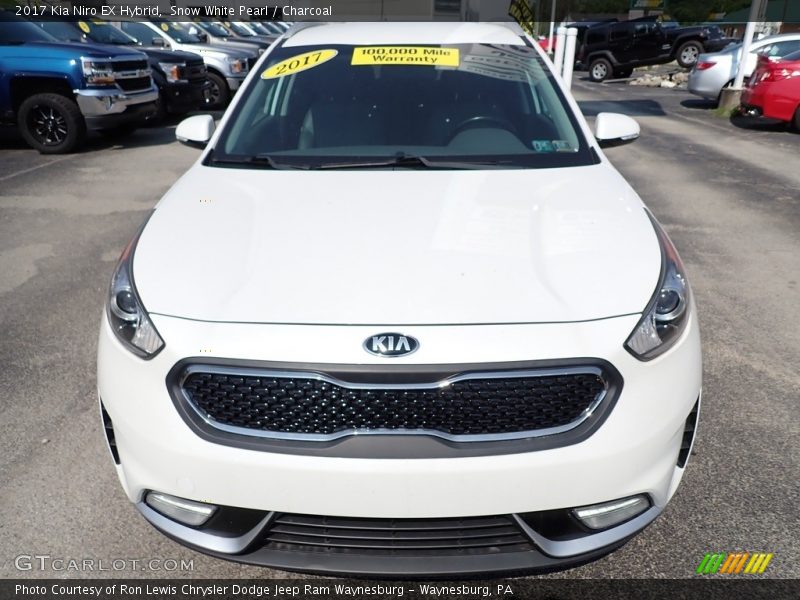 Snow White Pearl / Charcoal 2017 Kia Niro EX Hybrid