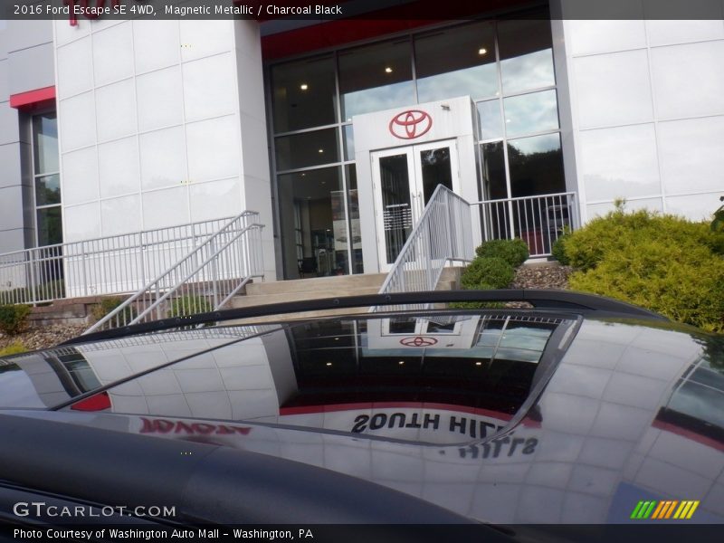 Magnetic Metallic / Charcoal Black 2016 Ford Escape SE 4WD