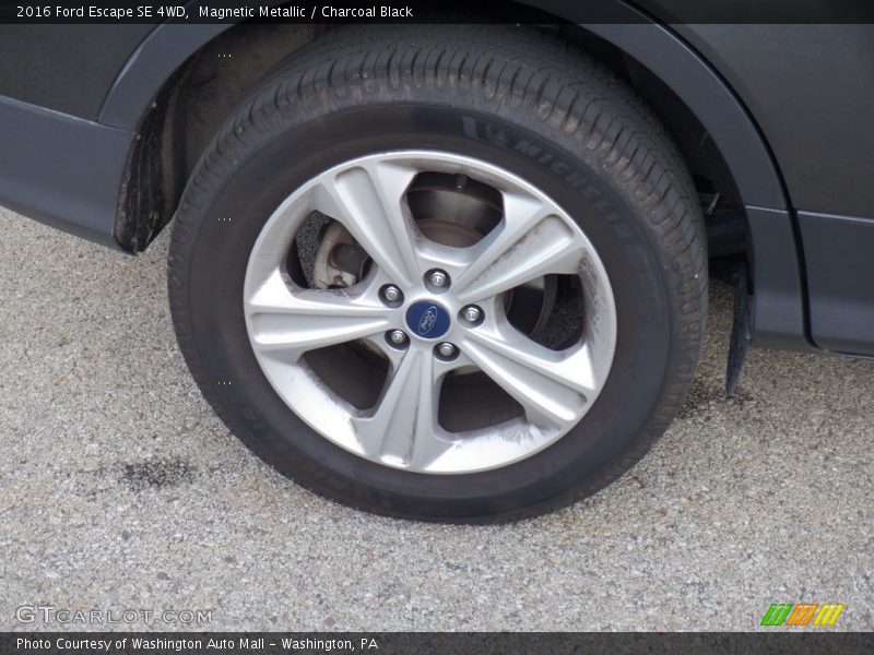 Magnetic Metallic / Charcoal Black 2016 Ford Escape SE 4WD