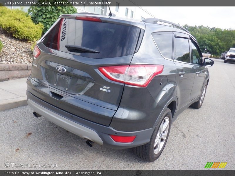 Magnetic Metallic / Charcoal Black 2016 Ford Escape SE 4WD