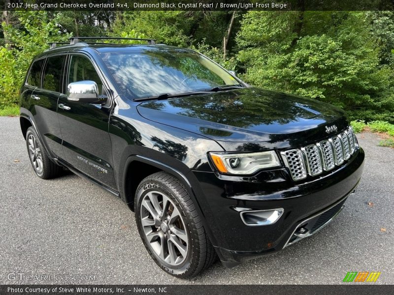 Front 3/4 View of 2017 Grand Cherokee Overland 4x4