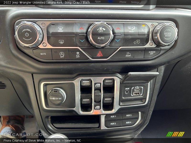 Controls of 2022 Wrangler Unlimited Sahara 4x4
