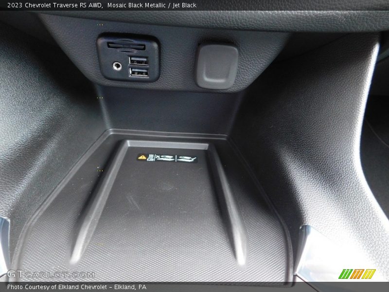 Mosaic Black Metallic / Jet Black 2023 Chevrolet Traverse RS AWD