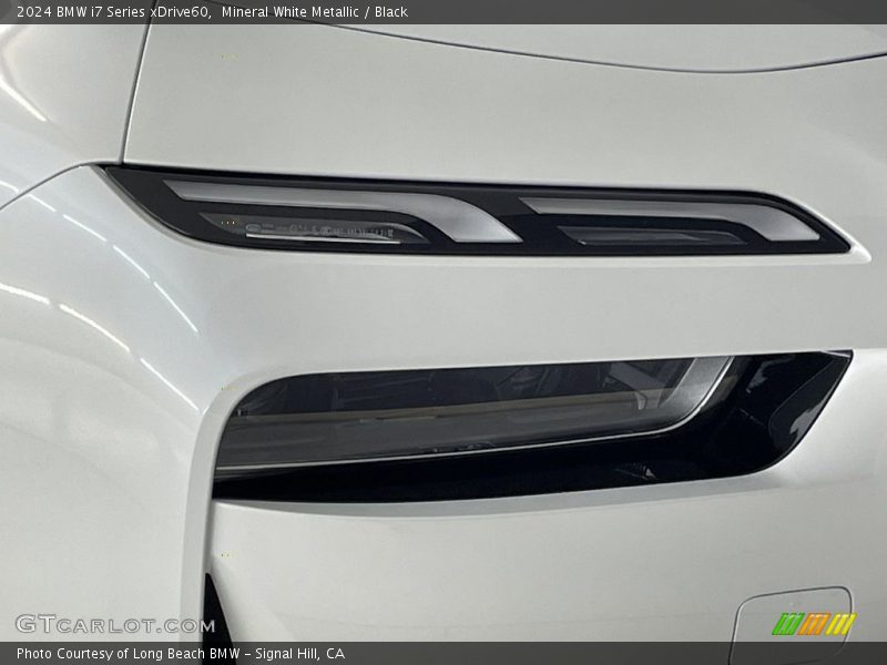 Mineral White Metallic / Black 2024 BMW i7 Series xDrive60
