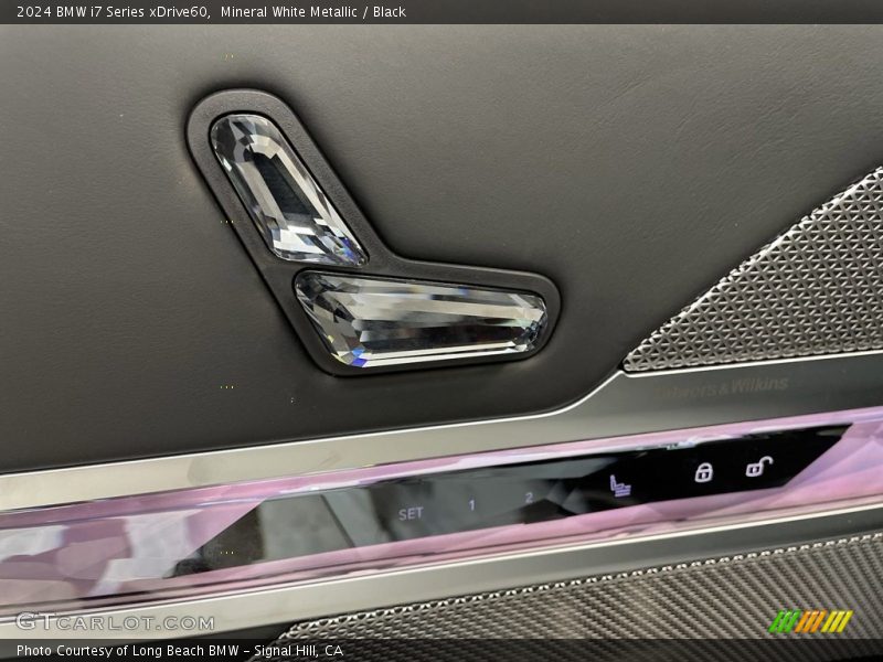 Mineral White Metallic / Black 2024 BMW i7 Series xDrive60
