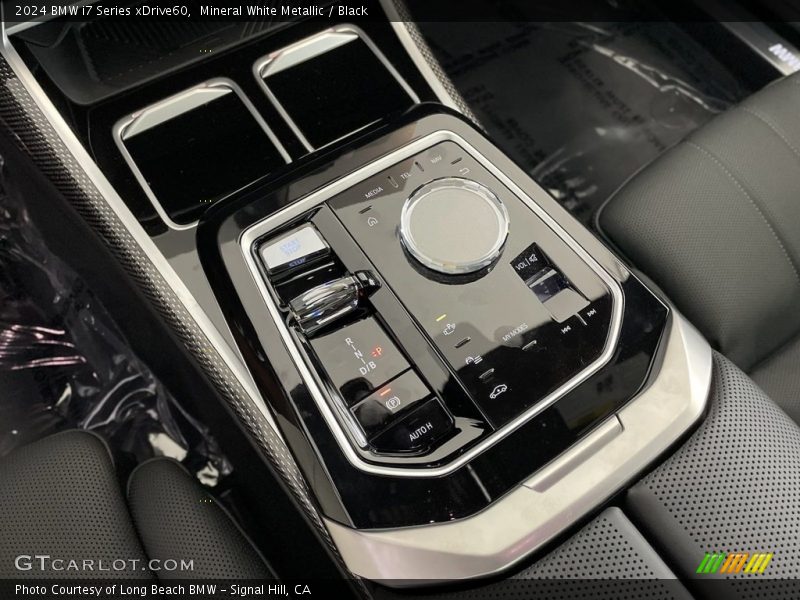 Mineral White Metallic / Black 2024 BMW i7 Series xDrive60