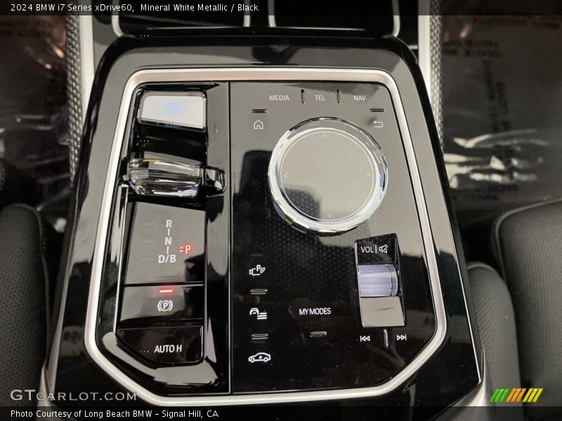 Mineral White Metallic / Black 2024 BMW i7 Series xDrive60