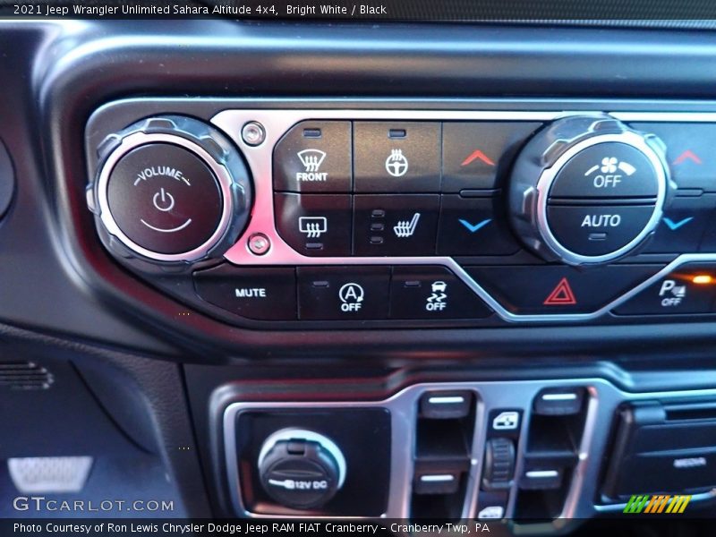 Bright White / Black 2021 Jeep Wrangler Unlimited Sahara Altitude 4x4