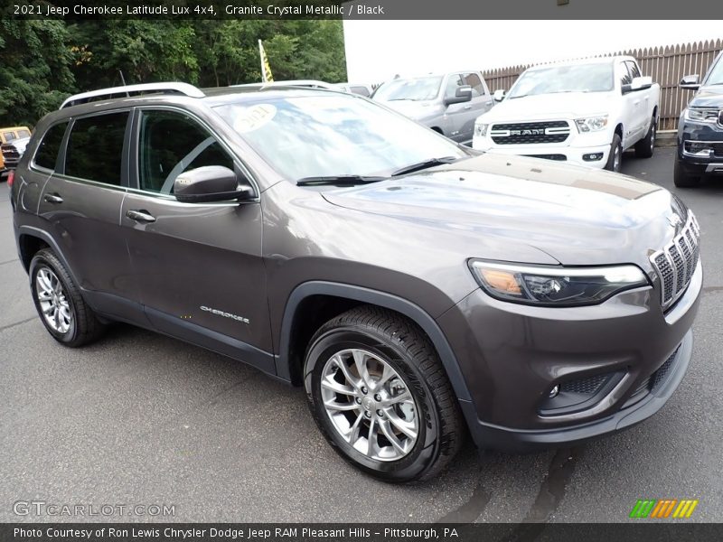Front 3/4 View of 2021 Cherokee Latitude Lux 4x4