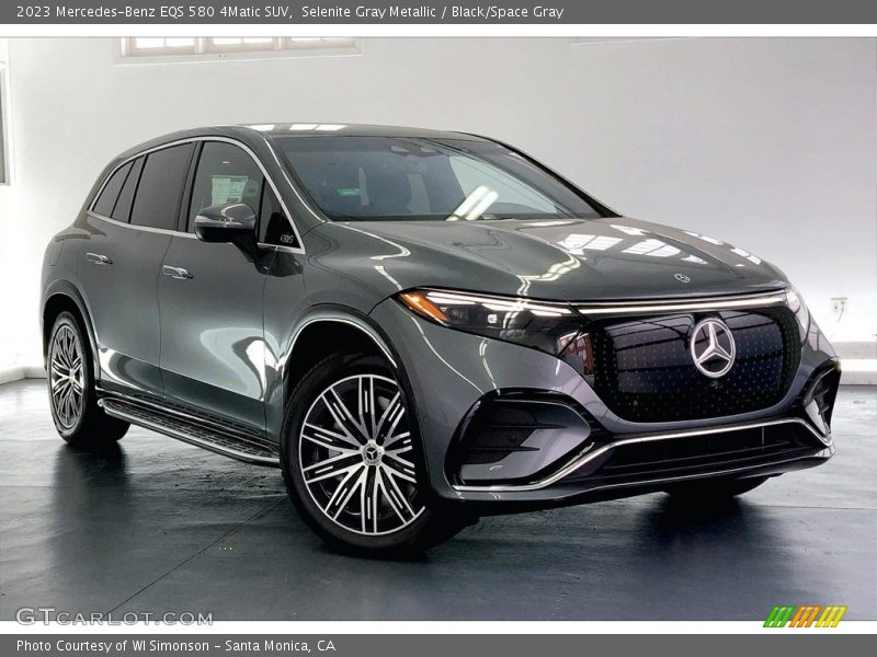 Front 3/4 View of 2023 EQS 580 4Matic SUV