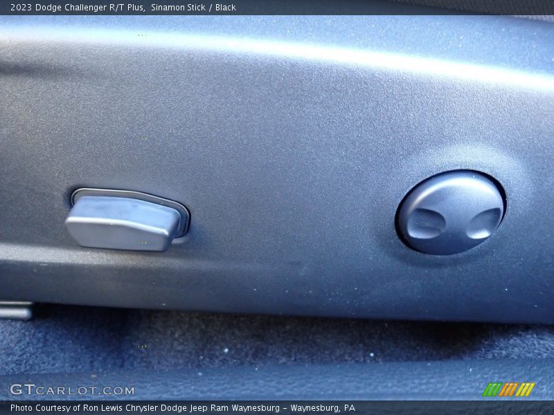 Sinamon Stick / Black 2023 Dodge Challenger R/T Plus