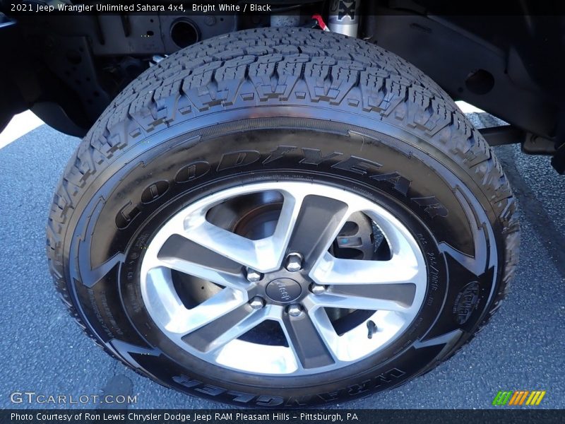 Bright White / Black 2021 Jeep Wrangler Unlimited Sahara 4x4