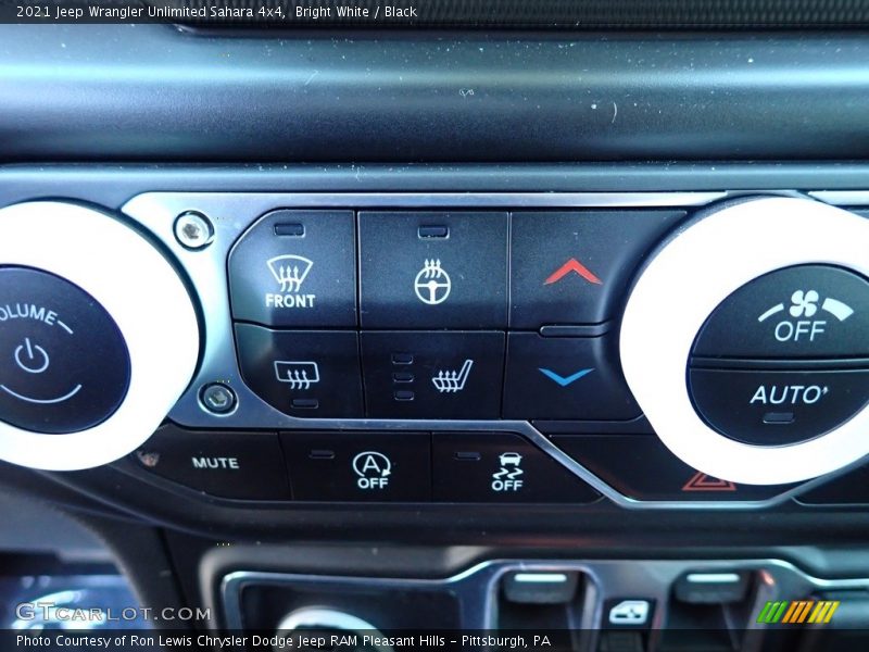 Bright White / Black 2021 Jeep Wrangler Unlimited Sahara 4x4