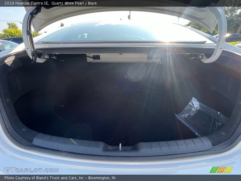 Quartz White Pearl / Black 2019 Hyundai Elantra SE