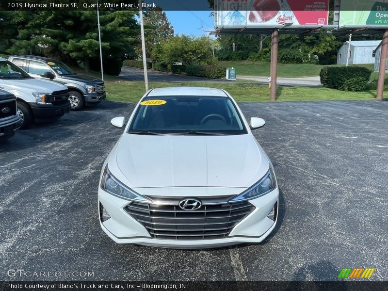 Quartz White Pearl / Black 2019 Hyundai Elantra SE