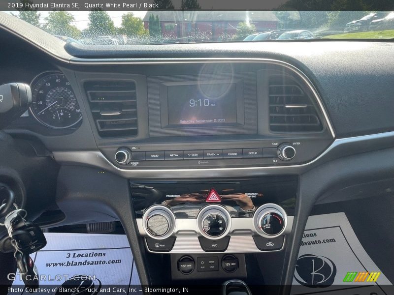 Quartz White Pearl / Black 2019 Hyundai Elantra SE