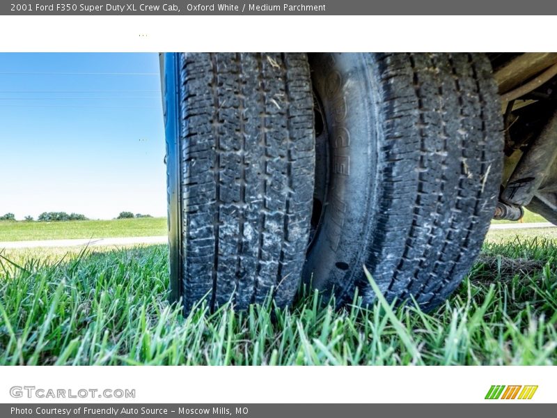 Oxford White / Medium Parchment 2001 Ford F350 Super Duty XL Crew Cab