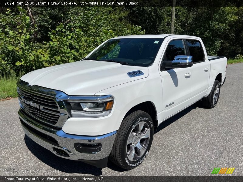 Ivory White Tri-Coat Pearl / Black 2024 Ram 1500 Laramie Crew Cab 4x4