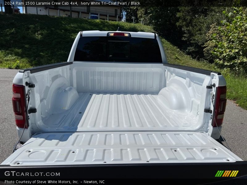 Ivory White Tri-Coat Pearl / Black 2024 Ram 1500 Laramie Crew Cab 4x4