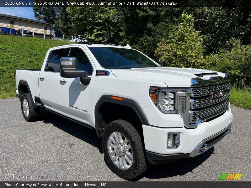 Front 3/4 View of 2020 Sierra 2500HD Denali Crew Cab 4WD