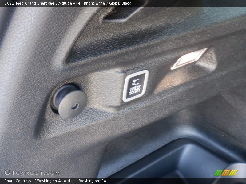 Bright White / Global Black 2022 Jeep Grand Cherokee L Altitude 4x4