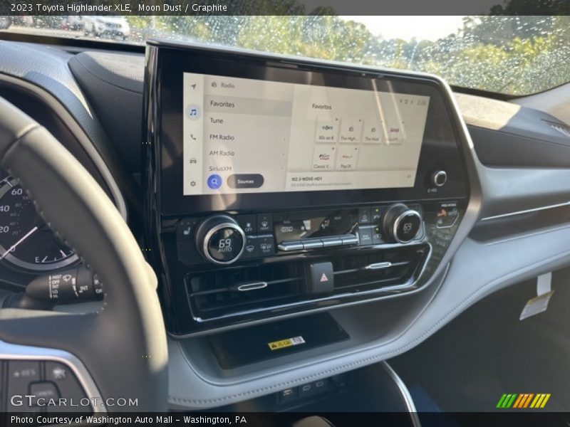 Moon Dust / Graphite 2023 Toyota Highlander XLE
