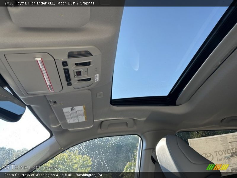 Moon Dust / Graphite 2023 Toyota Highlander XLE