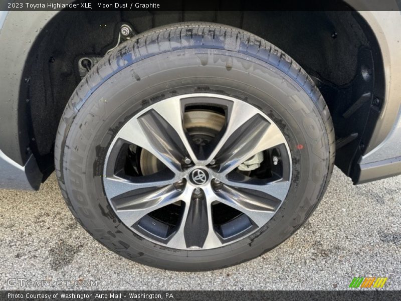 Moon Dust / Graphite 2023 Toyota Highlander XLE