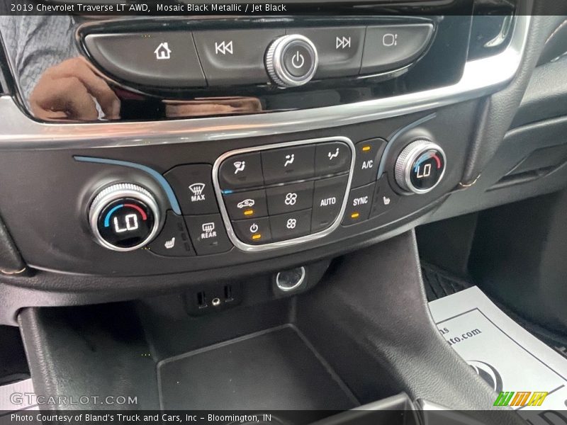 Mosaic Black Metallic / Jet Black 2019 Chevrolet Traverse LT AWD