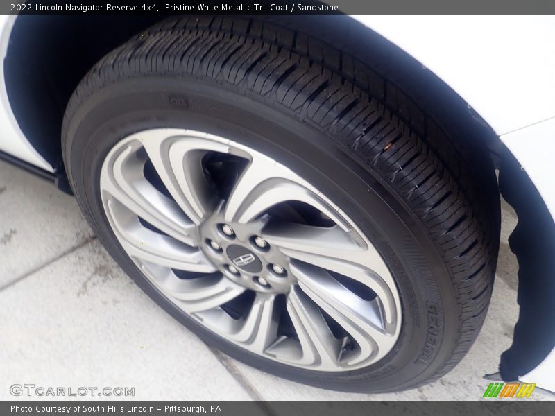Pristine White Metallic Tri-Coat / Sandstone 2022 Lincoln Navigator Reserve 4x4