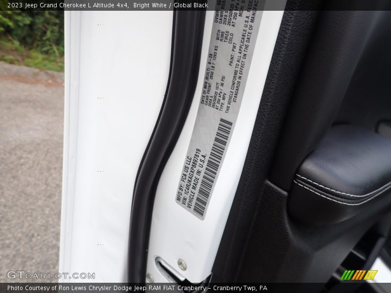 Bright White / Global Black 2023 Jeep Grand Cherokee L Altitude 4x4