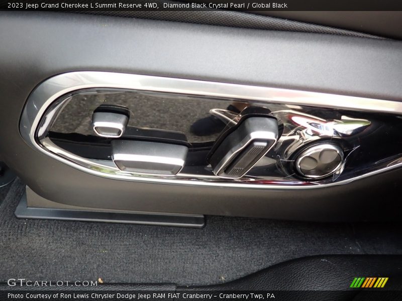 Diamond Black Crystal Pearl / Global Black 2023 Jeep Grand Cherokee L Summit Reserve 4WD