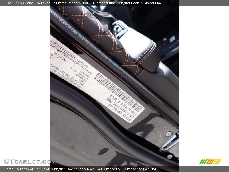 Diamond Black Crystal Pearl / Global Black 2023 Jeep Grand Cherokee L Summit Reserve 4WD