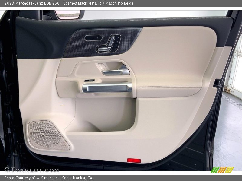Cosmos Black Metallic / Macchiato Beige 2023 Mercedes-Benz EQB 250