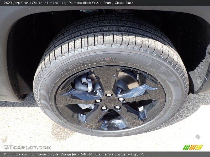 Diamond Black Crystal Pearl / Global Black 2023 Jeep Grand Cherokee Limited 4x4