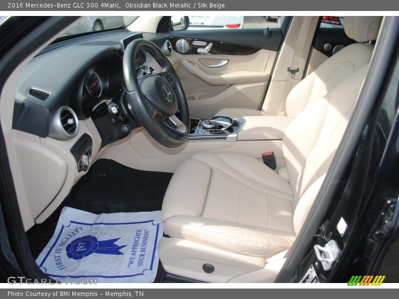 Obsidian Black Metallic / Silk Beige 2016 Mercedes-Benz GLC 300 4Matic