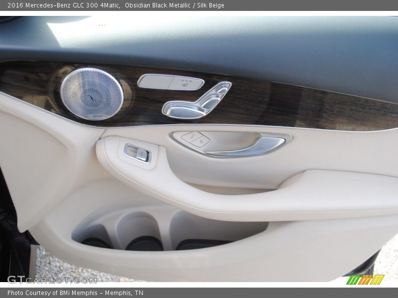 Obsidian Black Metallic / Silk Beige 2016 Mercedes-Benz GLC 300 4Matic
