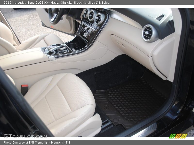 Obsidian Black Metallic / Silk Beige 2016 Mercedes-Benz GLC 300 4Matic