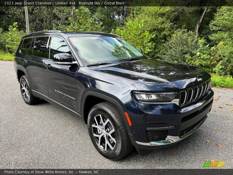 Front 3/4 View of 2023 Grand Cherokee L Limited 4x4