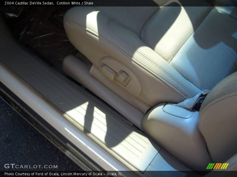 Cotillion White / Shale 2004 Cadillac DeVille Sedan