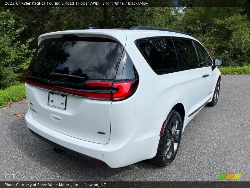 Bright White / Black/Alloy 2023 Chrysler Pacifica Touring L Road Tripper AWD