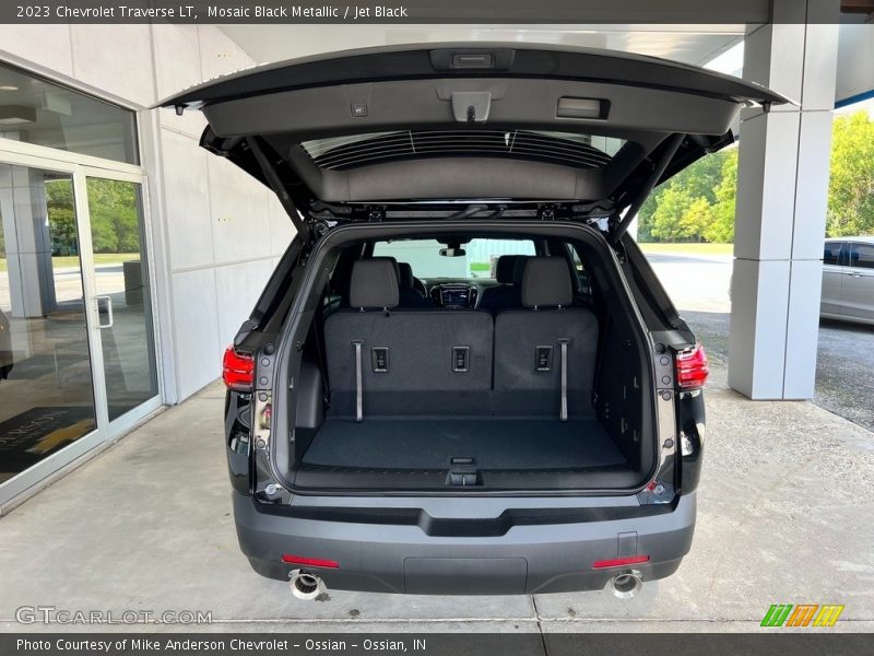 Mosaic Black Metallic / Jet Black 2023 Chevrolet Traverse LT