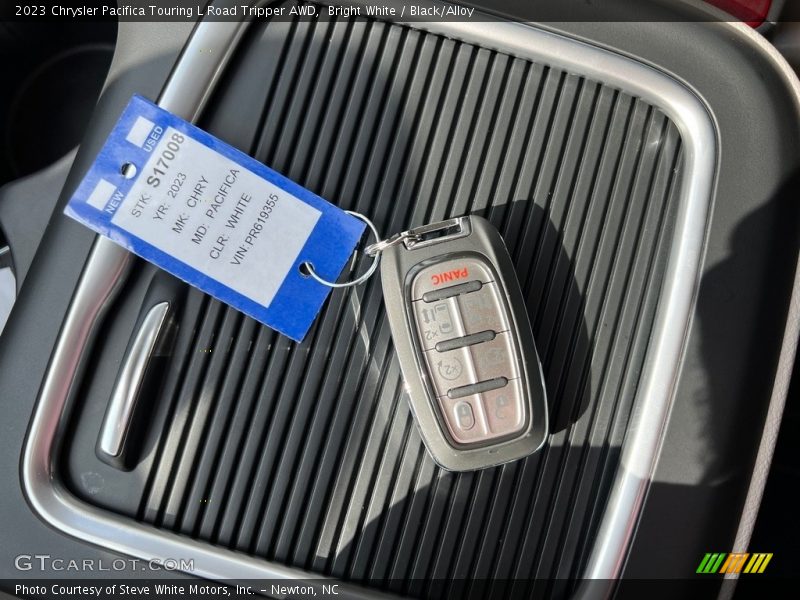 Keys of 2023 Pacifica Touring L Road Tripper AWD