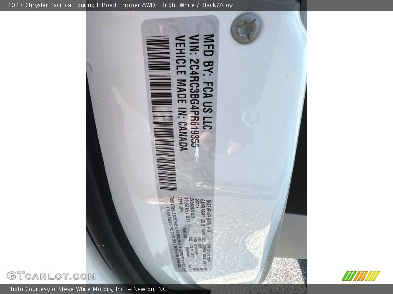 Bright White / Black/Alloy 2023 Chrysler Pacifica Touring L Road Tripper AWD