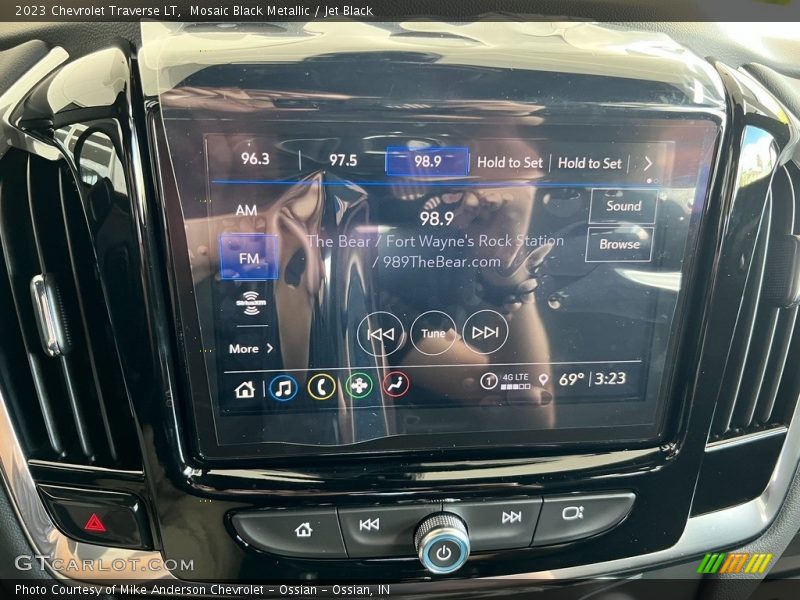 Mosaic Black Metallic / Jet Black 2023 Chevrolet Traverse LT
